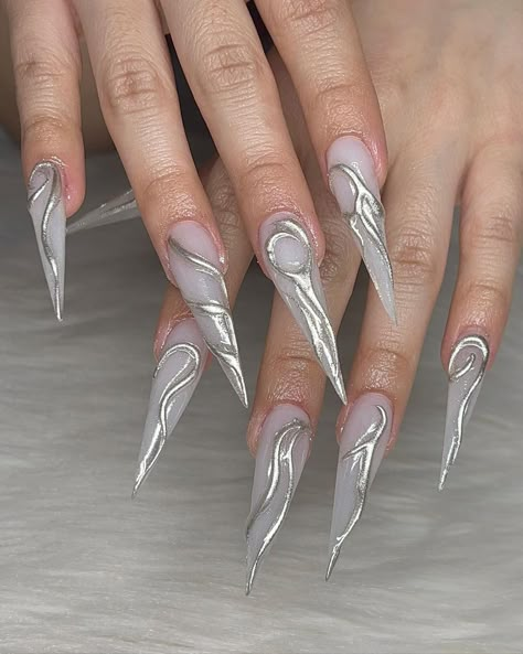 Nails by @f3rnsnails on IG Sharp Silver Nails, Chrome Stiletto Nails Designs, Stiletto Chrome Nails, White And Chrome Nails, Silver Stiletto Nails, Grabbers Nails, Chrome Stiletto Nails, White Silver Nails, Skz Nails