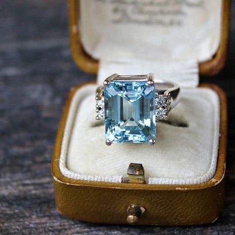 Aquamarine ring which belonged to Diana, Princess of Wales. Princess Diana Jewelry, Wedding Rings Princess, Princess Diana Ring, Diana Ring, Tiaras Jewellery, Couple Wedding Rings, Diamond Jewelry Necklace, Crystal Dangle Earrings, Aquamarine Jewelry