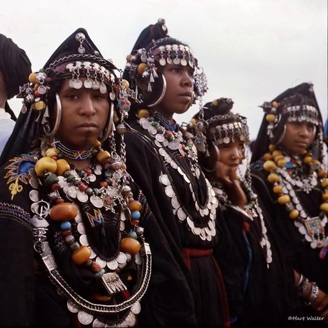 Morroco Atlas in traditional costumes  #People of #Morocco - Maroc Désert Expérience tours http://www.marocdesertexperience.com Morocco Traditional Dress, Amazigh Clothing, Amazigh Traditional Clothes, Amazigh Jewelry, Berber Women Morocco, Moroccan Women, Moroccan Jewelry, Luge, Moroccan Dress