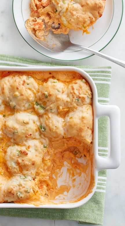 Buffalo Chicken Pot Pie, Buffalo Chicken Biscuit Bake, Buffalo Chicken Pie, Buffalo Chicken Recipes, Cheddar Biscuits, Chicken Pot Pie, Poultry Recipes, Casserole Recipes, Om Nom