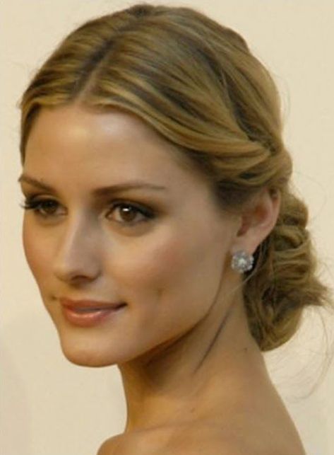 Olivia Palermo Updos for Medium Length Hair Middle Part Updo, Olivia Palermo Hair, Hairstyles Asian, Sanggul Modern, Wedding Hairstyles And Makeup, Easy Updo Hairstyles, Updos For Medium Length Hair, Low Bun, Penteado Cabelo Curto