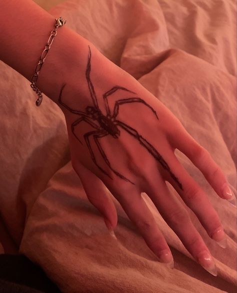 Pretty Tattoos Hand, Hand Drawing On Hand With Pen, Drawing On Hand Ideas Doodles, Spider Tattoo On Hand, Pen Tattoo Ideas Doodles On Hand, Drawings On Hands Pen, Drawings On Skin, Spider Tattoos, Small Shoulder Tattoos