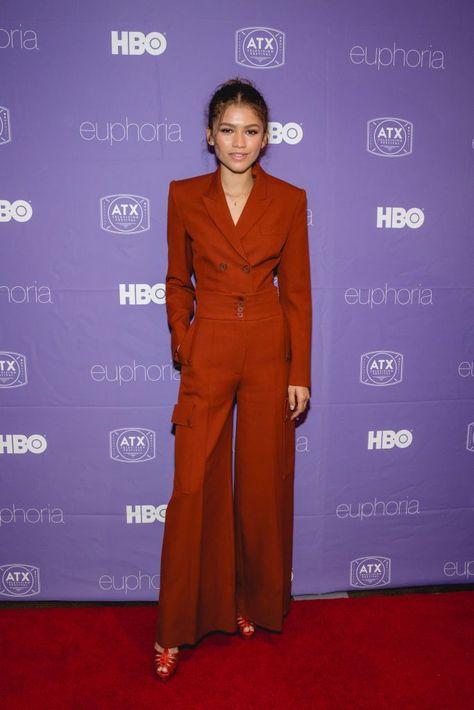 Red carpet, Carpet, Clothing, Suit, Flooring, Formal wear, Fashion, Pantsuit, Premiere, Fashion design, Estilo Zendaya, Zendaya Outfits, Zendaya Style, Celebrity Style Inspiration, Best Red Carpet Looks, Zendaya Coleman, Red Suit, Outfit Inspiration Fall, Hailey Baldwin