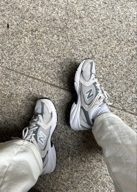 New balance 530 grey and white and silver white sweatpants clean outfit inspiration Style New Balance 530, New Balance 530 Grey Matter, New Balance 530 Grey, Silver New Balance, 530 Outfit, New Balance 530 Outfit, Gray New Balance, Grey Matter, Grey New Balance