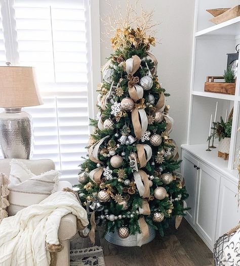 Silver And Gold Christmas Tree, Gold Christmas Tree Decor, Silver And Gold Christmas, Best Christmas Tree Decorations, Christmas Tree Decoration Ideas, Tree Decoration Ideas, Christmas Decor Trends, Gold Christmas Tree Decorations, Ribbon Tree