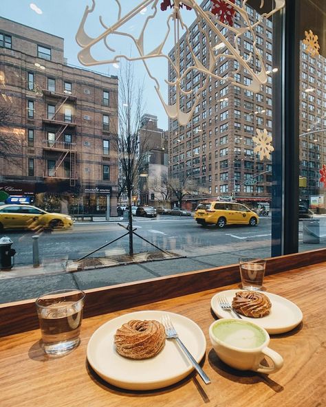 New York | Travel community on Instagram: “✨Good morning 🍵🍩 breakfast in the Upper West Side 💕✨ 📸 @melliekr 😍🌇 ✨ ✈Mark your photo with tag #nycityworld and we'll post it! ✨ #newyork…” New York City Cafe Aesthetic, New York Adventures, New York Aesthetic Travel, Breakfast At Cafe, Cafes In New York City, New York Date Aesthetic, Living In New York Aesthetic, New York Cafes, Travel Posts Instagram