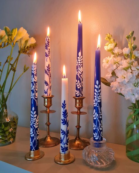 Painted Candles Wedding, Blue And White Candles, Paint Taper Candles, Blue And White Halloween Decor, Painted Candle Ideas, Wax Painted Candles, Painting Candles Diy, Wax Candle Painting, How To Paint Candles