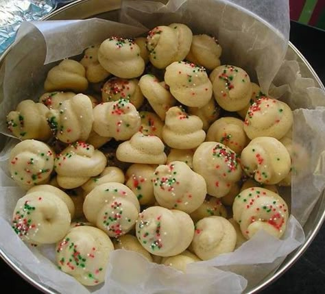 Italian Christmas Cookies - We called them 'knots' because my grandmother made them into the shape of a knot. Italian Christmas Cookie Recipes, Italian Christmas Cookies, Dessert Aux Fruits, Italian Christmas, Italian Cookies, Xmas Cookies, Tea Cakes, Cookies Ingredients, Cookies Recipes Christmas