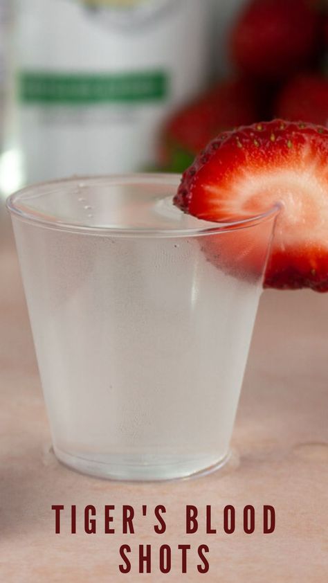 Clear Alcoholic Drinks, Coconut Shots, Clear Cocktails, Alcoholic Shots, Vodka Watermelon, Edible Shot Glasses, Shots Alcohol Recipes, Shooter Recipes, Booze Drink