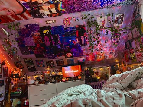 halloween movie colorful indie bedroom hippie aesthetic tapestries posters maximalism Indie Maximalist Room, Hippie Maximalist Bedroom, Maximalist Room Aesthetic, Hip Bedroom, Indie Room Aesthetic, Indie Rooms, Attic Room Ideas, Grunge Bedroom, Cluttered Bedroom