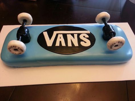 Skateboard cake Skateboard Cakes, Boys 18th Birthday Cake, Skate Wallpaper, Skate Cake, Skateboard Cake, Skateboard Birthday Party, Skateboard Party, Skateboard Birthday, 17 Birthday Cake