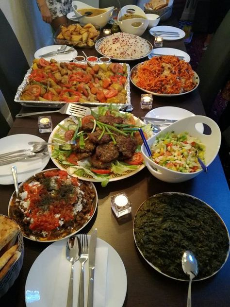 My table food it was yummy Afghanistan Food, Arab Food, Afghan Food, Afghan Food Recipes, Arabian Food, Table Food, Dinner Table Setting, Desi Food, Pakistani Food