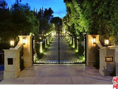 Luxury Driveway, Entrance Gates Driveway, Driveway Entrance Landscaping, Villa Ideas, Mediterranean Mansion, Mansion Exterior, House Concept, Driveway Lighting, Driveway Entrance