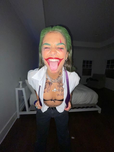 Costumes For Black Hair Women, Joker Costume Tattoos, Joker Aesthetic Outfit, Stud Halloween Costume Ideas, Hot Halloween Costume Ideas For Women, Joker Costume Female Outfit Black Woman, Halloween Costumes Black Women 2024, Baddie Joker Costume, Original Costume Ideas Women