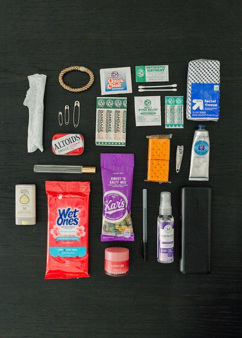 essentials every mom should carry in her purse Purse Hygiene Kit, Women Purse Essentials, What’s In My Mom Purse, Handbag Emergency Kit, Purse Essentials Organization, Mini Make Up Kit, What Should I Keep In My Purse, Mom Friend Essentials, Mom Of The Group Bag Essentials