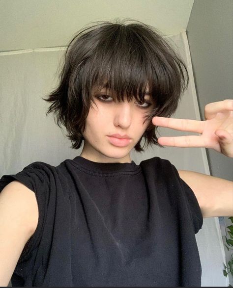 Non Binary Haircuts Round Face, Non Binary Hair, Non Binary Haircuts, Mesmerizing Eyes, Androgynous Haircut, Short Shaggy Haircuts, Short Grunge Hair, Rave Hair, Shaggy Haircuts