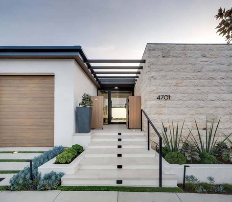 Front Home Landscaping, Brandon Architects, Newport Beach House, Door Aesthetic, Casa Exterior, Modern Beach House, Exterior Remodel, Ranch Life, Home Landscaping