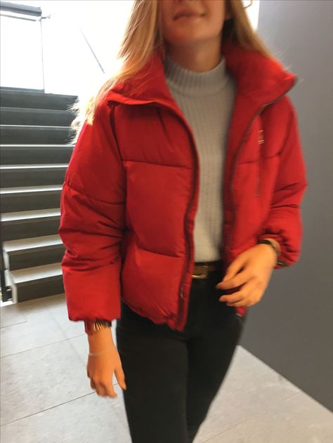 Red Puffer Jacket Outfit, Red Bag Outfit, Early Spring Outfits Casual, Outfits Uni, Puffy Winter Jacket, Coral Jacket, Japan Outfits, Rock Jeans, Puffer Jacket Outfit