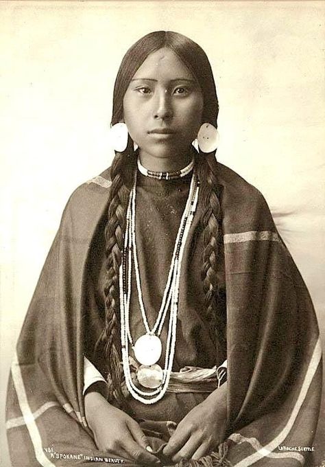 Native American Woman, Native American Images, American Photo, Native American Pictures, Native American Photos, American Children, Native American Peoples, Indigenous People, Historical Images