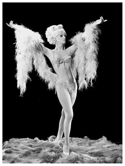 1960's Burlesque Queen, Moorish Stevens - according to what's online, this was a female impersonator - I find that hard to believe, but what do I know - she looks great Vintage Burlesque, Fashion Decades, Psychobilly, Va Va Voom, Vintage London, Pretty Lingerie, Vintage Girls, Vintage Photographs, Hollywood Glamour