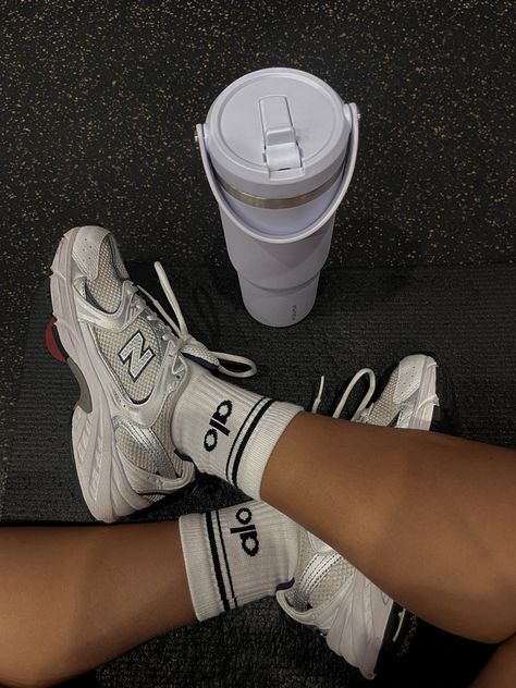 Gym Aesthetic Shoes, Alo Aesthetic Gym, Alo Socks Aesthetic, Alo Workout Aesthetic, Alo Outfit Aesthetic, Alo Girl Aesthetic, Alo Socks Outfits, Alo Outfit Ideas, Alo Yoga Socks