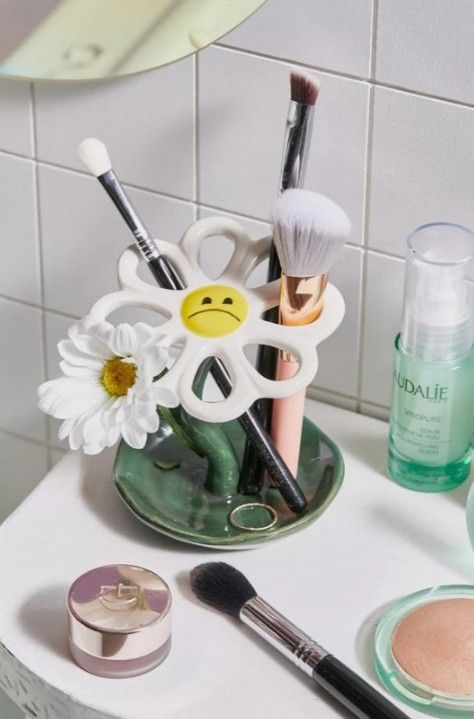 Daisy Makeup, Makeup Brush Holder, Clay Diy Projects, Tanah Liat, Keramik Design, Ceramics Pottery Art, Ceramics Projects, Clay Art Projects, Ceramics Ideas Pottery