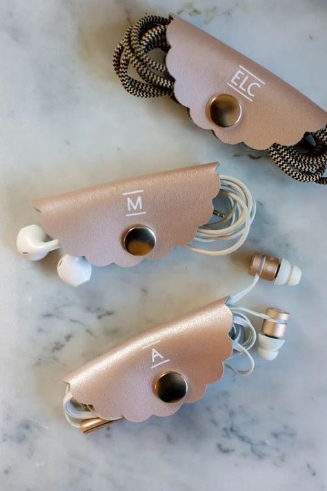 Cord Organizer Diy, Diy Cord Organizer, Leather Cricut, Leather Cord Organizer, Cricut Leather, Cricut Christmas Ideas, Personalized Scarves, Organizer Diy, Idee Cricut