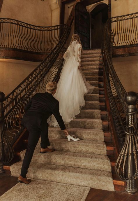 Stair Wedding Pictures, Cinderella Wedding Photoshoot, Couple Stairs Aesthetic, Wedding Pictures On Stairs, Wedding Photoshoot Stairs, Bride Walking Down Stairs, Staircase Wedding Photos, Staircase Photos, Black People Weddings