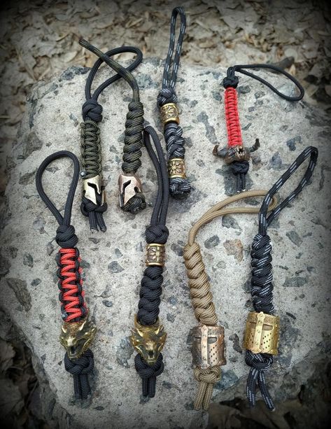 De piedra y Cristal Paracord 🔪 #EDCKnifeBeads #KnifeAccessories #EverydayCarry #EDC #GearCustomization #TacticalBeads #ParacordBeads #HandcraftedBeads #ArtisanBeads #KnifeCollecting #KnifeEnthusiast #GearUpgrade #UniqueBeads #FunctionalArt Keychain Paracord, Knitting Quilt, Knife Lanyard, Paracord Braids, Paracord Knots, Paracord Beads, Paracord Keychain, Mens Keychains, Beaded Keychain