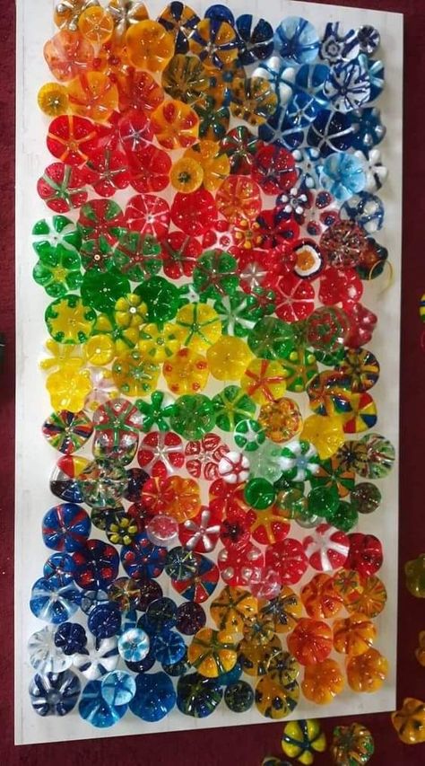 Plastic Bottle Flowers, Plastic Bottle Art, Recycled Art Projects, Fleurs Diy, Trash Art, Decorations Table, Upcycled Art, Paper Butterflies, Plastic Art