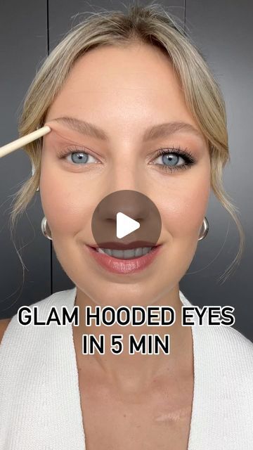 Gala Makeup Looks Hooded Eyes, Eye Makeup For Short Hair, Hooded Eyes Eye Makeup, Natural Makeup For Hooded Eyelids, Hooded Eye Hacks, Date Night Makeup Hooded Eyes, Cream Eyeshadow Tutorial, Hooded Eye Makeup Tutorial Videos, Siren Eye Hooded Eyes