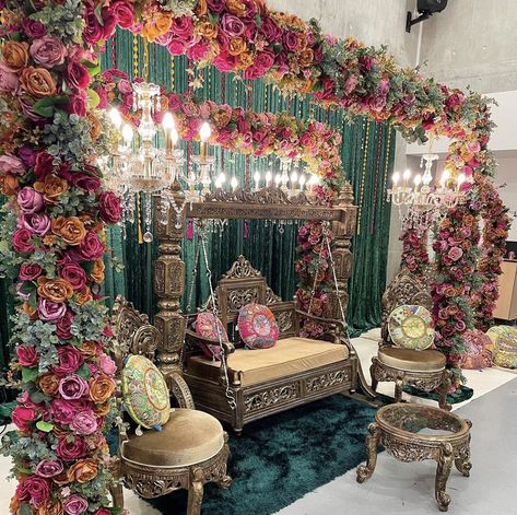 Mendhi Outfit Bridal, Mehndi Event Decoration, Sangeet Decoration Night Indoor, Gorgeous Mehndi Design, Mehndi Stage Decor, Mehndi Event, Mendhi Decor, Mehndi Stage, Pakistani Wedding Decor