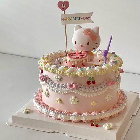 Tort Hello Kitty, Bolo Da Hello Kitty, Aesthetic Hello Kitty, Kitty Birthday Cake, Bolo Vintage, Hello Kitty Birthday Cake, Vintage Birthday Cakes, Hello Kitty Birthday Party, Hello Kitty Cupcakes