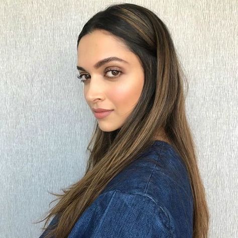 Deepika - www.facebook.com/ILoveHotAndCuteCelebrities Indian Hair Highlights, Deepika Padukone Hair Color, Deepika Padukone Hair, Black Hair With Highlights, Hair Color Shades, Trending Hairstyles, Hair Color For Black Hair, Indian Hairstyles, Deepika Padukone