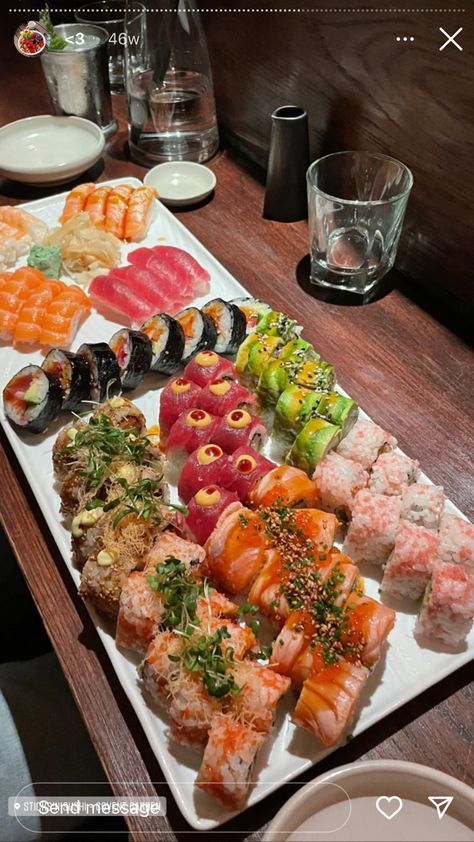 Sushi Board Aesthetic, Sushi Date, Sushi Aesthetic, Sushi Dates Aesthetic, Sushi Platter Aesthetic, Sushi Astethic Pic, Huge Sushi Platter, Sushi Platter, Food Out