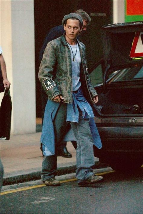 Johnny Depp looking extremely homeless. But in a cool, "I can do that because I'm Johnny Depp" kind of way. Johnny Depp Style, Estilo Hipster, Johnny Depp Fans, Young Johnny Depp, Johnny Depp Pictures, Johnny D, Taking A Walk, Alice In Chains, Actrices Hollywood