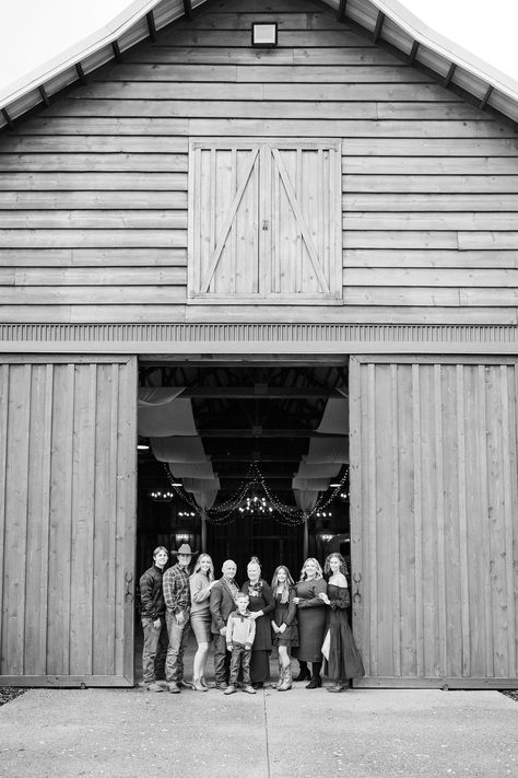 large extended family standing in the opening to the big barn at little bear creek ranch Huge Family Pictures, Huge Family Pictures Ideas, Family Pictures With Cows In Background, Drenched In Rain, Photographing Large Groups, Family Photo Barn Backgrounds, Ranch Family, Family Mini Sessions, Clear Umbrella