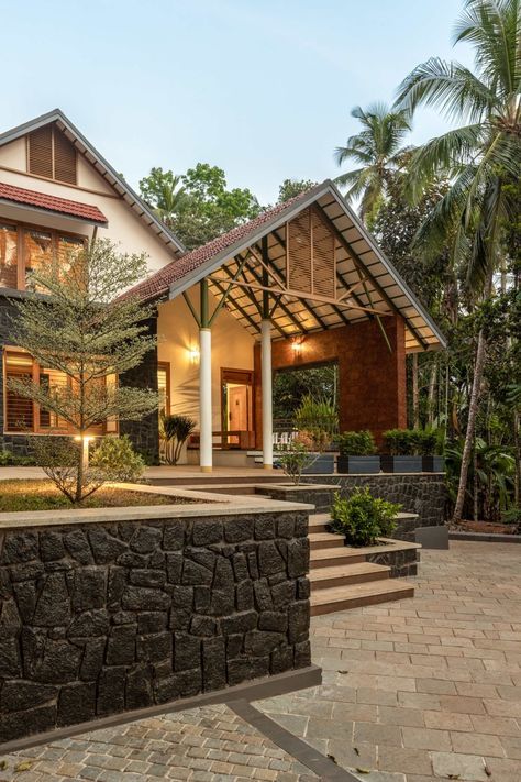 Kerala Traditional House, Indian House Exterior Design, Architecture Courtyard, Architecture Site Plan, Kerala Architecture, Kerala House, Wood Exterior, Architecture Elevation, Bungalow Exterior