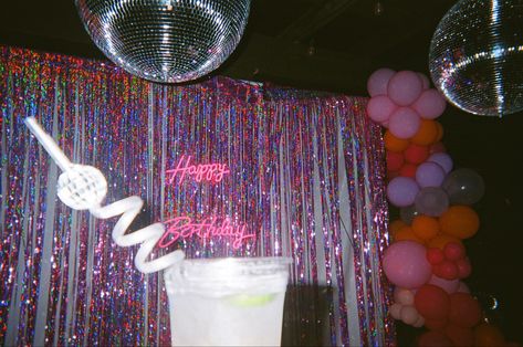 80s Theme Party Aesthetic, 70s 18th Birthday Party, 18th Birthday Disco Party, Disco Theme 21st, 21 Birthday Disco Theme, 18th Birthday Party Ideas Disco, Disco Party Ideas Decoration, Disco Bday Party, Pink Disco Party