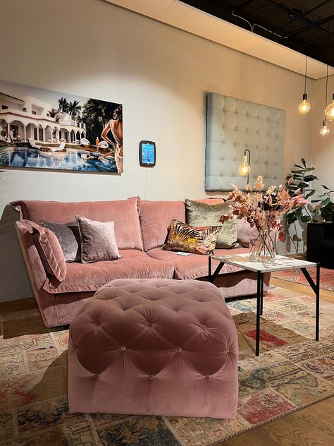 Model: Svanen Fabric: Solemio Color: Dusty Pink 11 #sweef #inredningsinspiration #heminredning #scandinavianinterior #livingroom #vardagsruminspo #drömsoffa #soffa Scandinavian Interior, Dusty Pink, Showroom, Ottoman, Sofa, Living Room, Red, Pink, Fabric