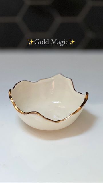 Gold Lustre Ceramics, Gold Luster Ceramics, Pottery Videos, Gold Ceramic, Ceramics Pottery, Magic Tricks, Shiny Things, Pottery Ideas, Process Art