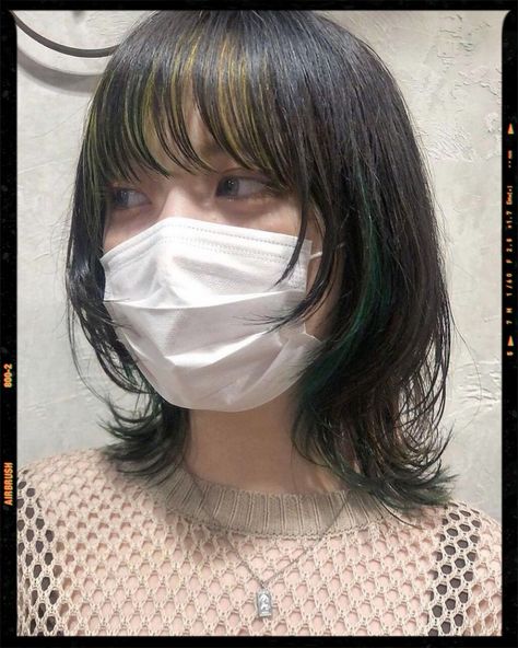 Wolf Cut Hair Dyed Mullet, Short Wolfcut, Graduated Layers, Two Color Hair, Wolf Cut Hair, Hair Color Streaks, Airbrush App, Hair Arrange, Wolf Cut