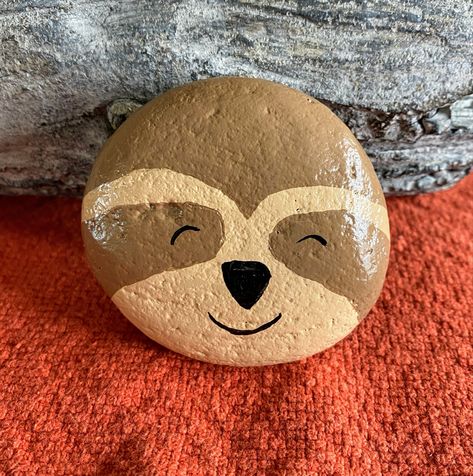 Sloth Rock Painting Ideas, Rick Paintings Easy, Rock Painting Ideas Small Rocks, Sloth Painted Rocks, Easy Rock Art Ideas, Sloth Rock Painting, Stuff To Paint On Rocks, Painted Rocks Animals Easy, Cute Rock Painting Ideas Easy Animals