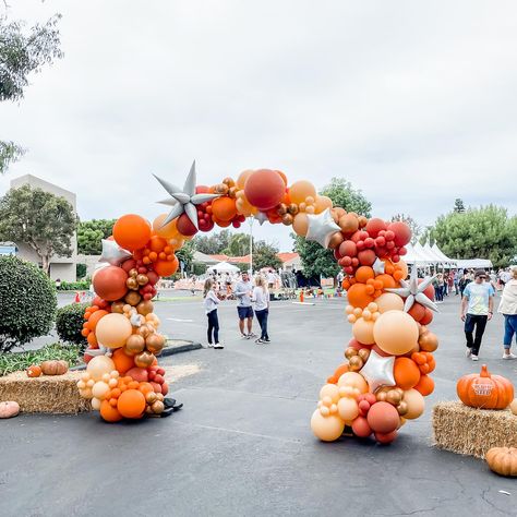 Corporate Fall Festival, Fall Wedding Balloons, Fall Fest Balloon Arch, Fall Festival Balloon Garland, Fall Festival Ideas For Daycare, Fall Festival Entrance, School Fall Festival Ideas Decoration, Fall Balloon Backdrop, Fall Craft Decor