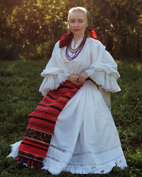 Romania Transylvania, Romanian Clothing, Romanian Blouse, Autumn Sunset, Folk Dresses, Folk Costume, Warm Autumn, Traditional Clothing, Chiffon Blouse