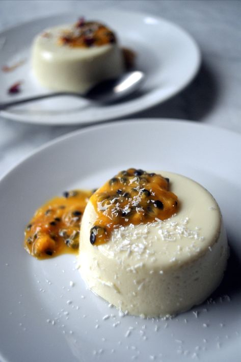 Coconut and Passion Fruit Panna Cottas Tropical Vegan Recipes, Passion Fruit Panacotta, Passion Fruit Desert, Dairy Free Panna Cotta, Passionfruit Panna Cotta, Vegan Passionfruit Recipes, Food Ideas Photography, Passionfruit Dessert Recipes, Passion Fruit Panna Cotta