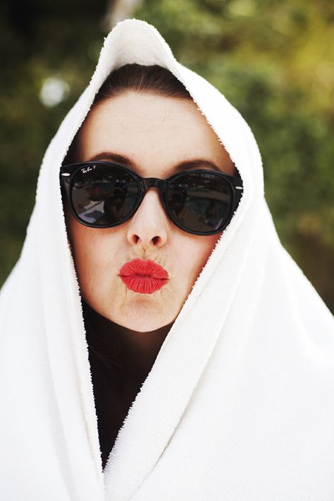 Sunglasses Aesthetic, Ray Ban Sunglasses Sale, Ray Ban Outlet, Oui Oui, Red Lipstick, Ray Ban Sunglasses, Beauty Inspiration, Beauty Routines, Picture Perfect