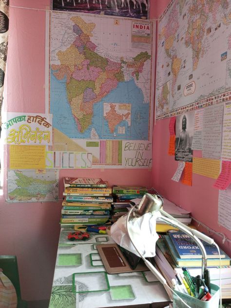 Upsc Aspirant Study Room, Upsc Study Table, Geography Room, Upsc Aspirant, Ias Upsc Wallpapers, Minimalist Notes, Upsc Study, Study Bar, Home Study Rooms