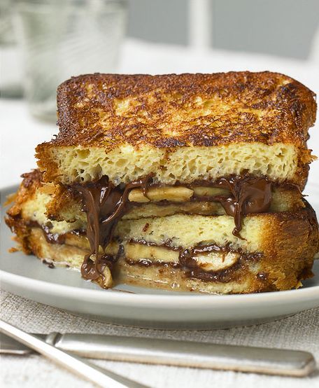 Banana Peanut Butter and Nutella Grilled Sandwiches. Toast Dessert, French Toast Sandwich, Nutella Sandwich, Chocolate French Toast, Grilled Bananas, Banana And Chocolate, Nutella French Toast, Banana French Toast, Dessert Healthy