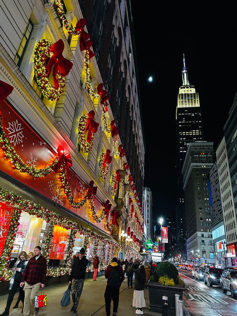 Time Square New York Christmas, Natale A New York, New York Christmas Pictures, New York Christmas Outfits Winter, New York Navidad, The Plaza Christmas, Times Square Christmas, Christmas In City, New York During Christmas